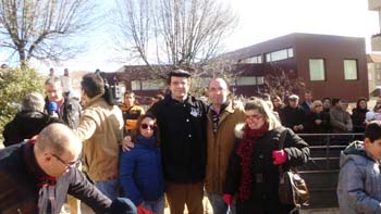 Algunos jóvenes posan con D. Alfonso Fernández Mañueco, alcalde de Salamanca.